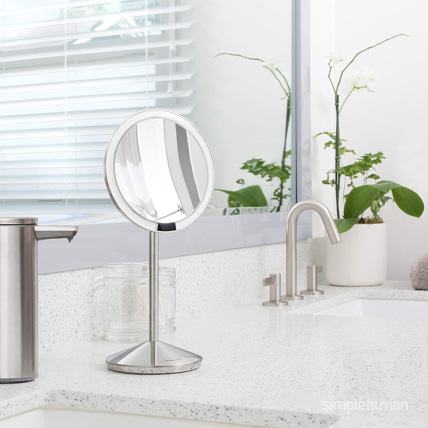Simplehuman Mirror: True-Color Lighting for Skincare